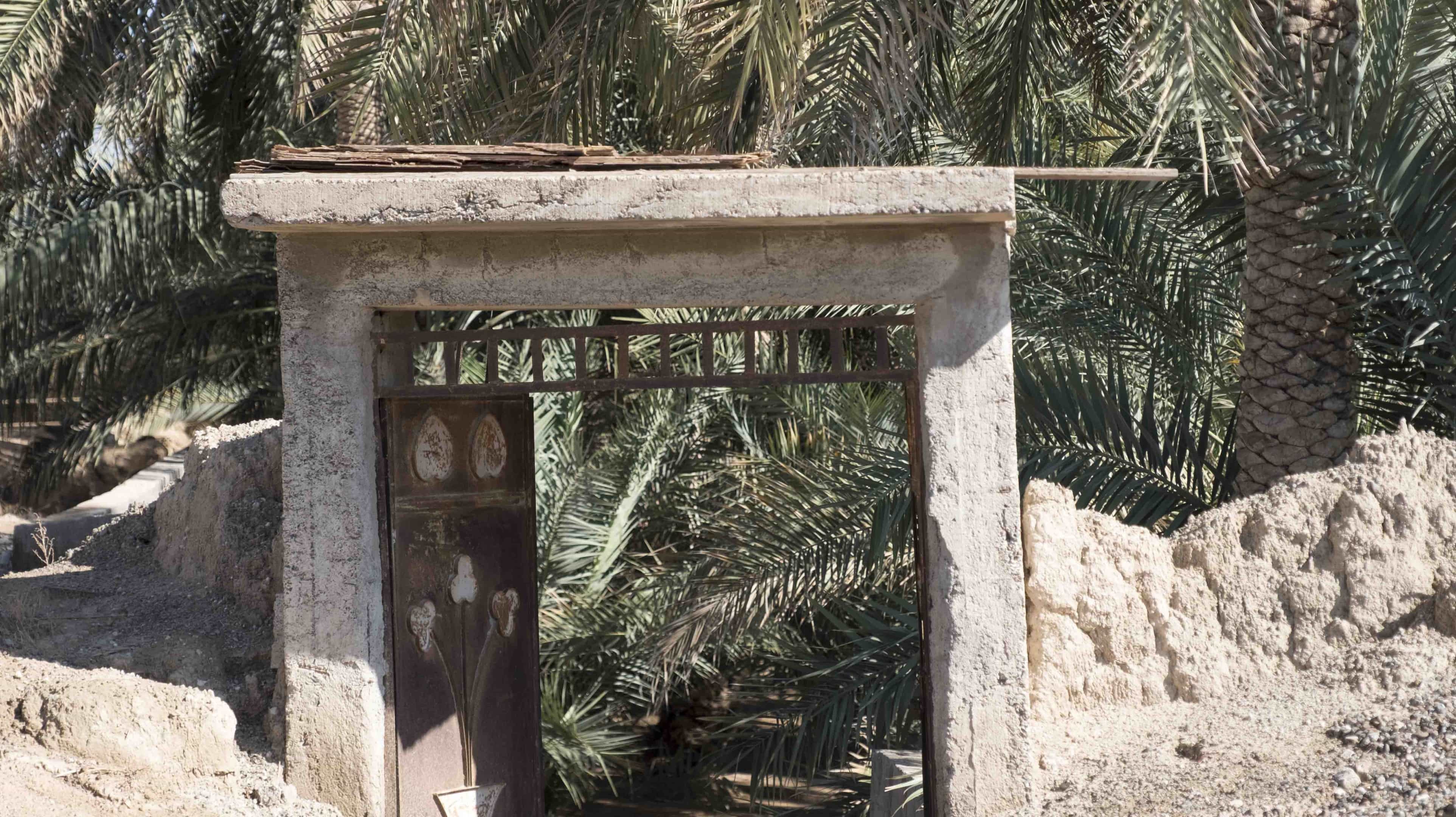 الأنقاض في واحة الهيلي